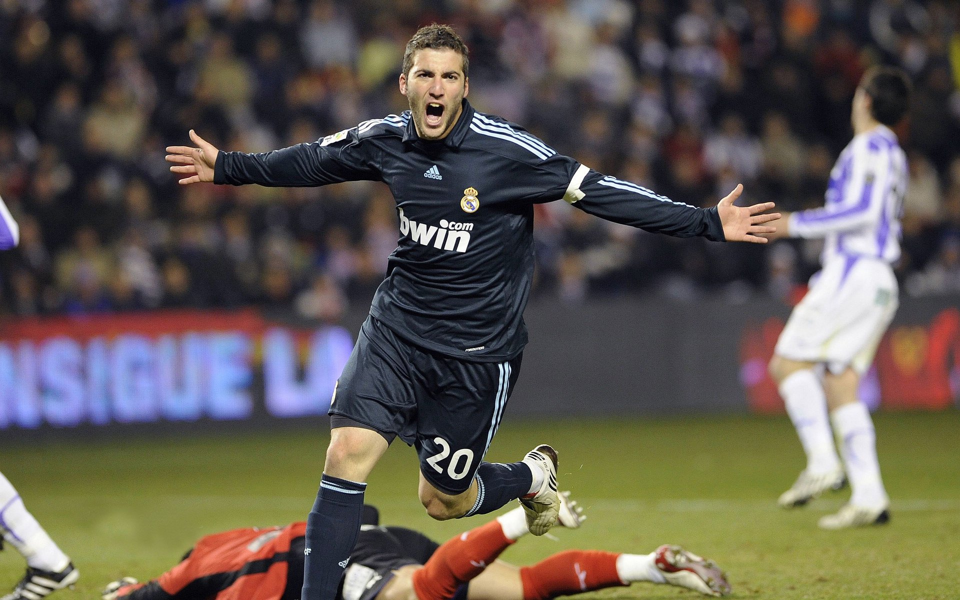 林丹到访俱乐部为青训讲授战术，林丹比赛的动作解说